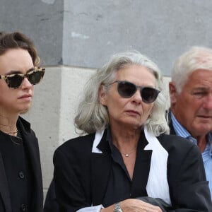 Valérie Laffont, la veuve du défunt, et sa fille Mathilde - Sortie des obsèques de P.Laffont dans la salle de la Coupole du cimetière du Père-Lachaise à Paris, le 23 août 2024. L'animateur de télévision est décédé le 7 août 2024 à l'âge de 84 ans. © Dominique Jacovides / Bestimage  