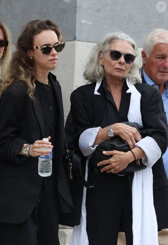 Valérie Laffont, la veuve du défunt, et sa fille Mathilde - Sortie des obsèques de P.Laffont dans la salle de la Coupole du cimetière du Père-Lachaise à Paris, le 23 août 2024. L'animateur de télévision est décédé le 7 août 2024 à l'âge de 84 ans. © Dominique Jacovides / Bestimage  