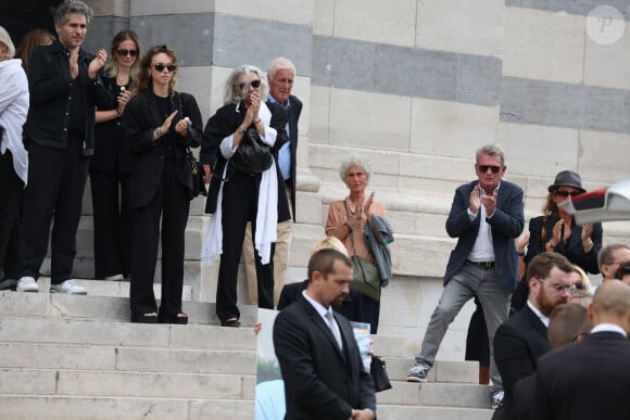 Valérie Laffont, la veuve du défunt, et sa fille Mathilde - Sortie des obsèques de P.Laffont dans la salle de la Coupole du cimetière du Père-Lachaise à Paris, le 23 août 2024. L'animateur de télévision est décédé le 7 août 2024 à l'âge de 84 ans. © Dominique Jacovides / Bestimage  