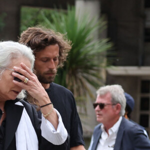 Tous se sont réunis au cimetière du Père Lachaise pour un ultime adieu.
Mitty Hazanavicius, Axelle Laffont, son compagnon Romain Sichez, Valérie Laffont, la veuve du défunt - Sortie des obsèques de P.Laffont dans la salle de la Coupole du cimetière du Père-Lachaise à Paris, le 23 août 2024. L'animateur de télévision est décédé le 7 août 2024 à l'âge de 84 ans. © Dominique Jacovides / Bestimage