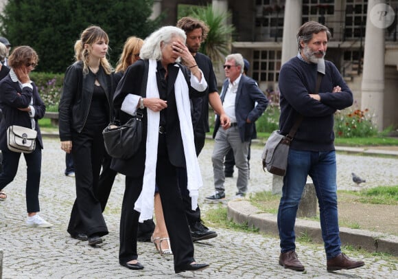 Tous se sont réunis au cimetière du Père Lachaise pour un ultime adieu.
Mitty Hazanavicius, Axelle Laffont, son compagnon Romain Sichez, Valérie Laffont, la veuve du défunt - Sortie des obsèques de P.Laffont dans la salle de la Coupole du cimetière du Père-Lachaise à Paris, le 23 août 2024. L'animateur de télévision est décédé le 7 août 2024 à l'âge de 84 ans. © Dominique Jacovides / Bestimage