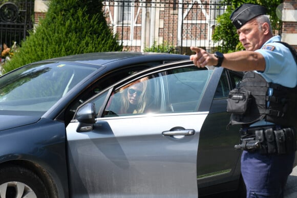 Rosalie van Breemen a été aperçue aux abords du domaine de Douchy dans le Loiret, où son ex-compagnon a rendu son dernier souffle
Rosalie van Breemen arrivant dans le domaine de Douchy du Loiret où son ex-compagnon et père de ses deux enfants (Anouchka et Alain-Fabien) est décédé - ABACAPRESS.COM