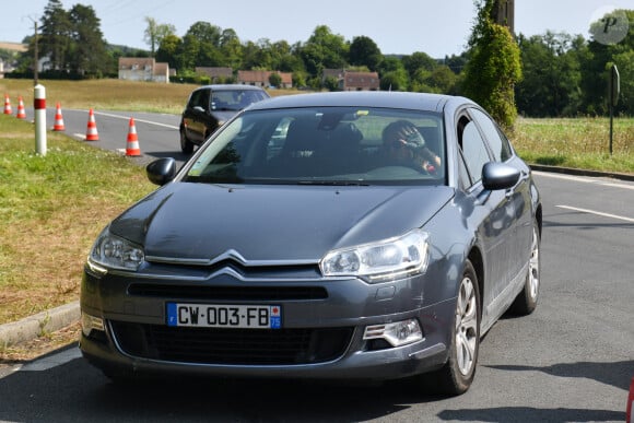 Rosalie van Breemen quittant le domaine d'Alain Delon à Douchy avec, dans sa voiture, le chien de la star, Loubo - 22 août 2024 ABACAPRESS.COM