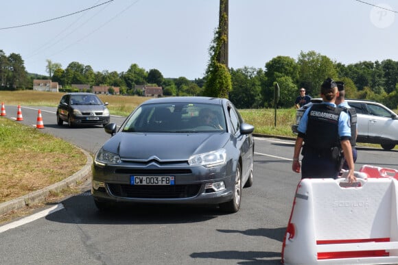 En quittant le domaine, elle a été vue dans sa voiture avec le chien de la star, Loubo
Rosalie van Breemen quittant le domaine d'Alain Delon à Douchy avec, dans sa voiture, le chien de la star, Loubo - 22 août 2024 ABACAPRESS.COM