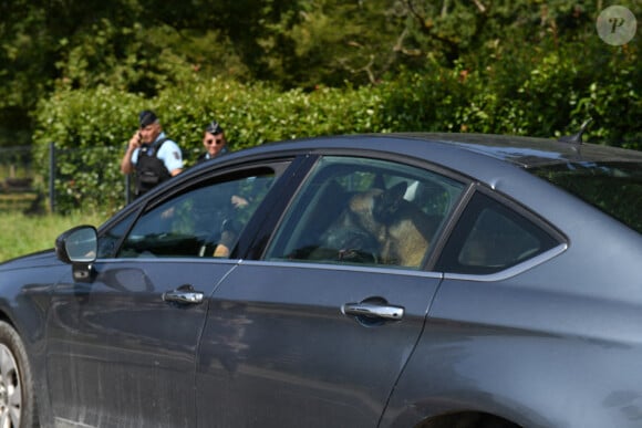 Rosalie van Breemen quittant le domaine d'Alain Delon à Douchy avec, dans sa voiture, le chien de la star, Loubo - 22 août 2024 ABACAPRESS.COM