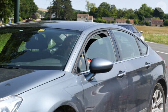 Rosalie van Breemen quittant le domaine d'Alain Delon à Douchy avec, dans sa voiture, le chien de la star, Loubo - 22 août 2024 ABACAPRESS.COM