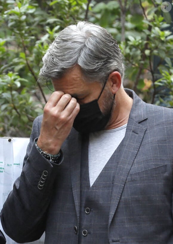 Olivier Minne à la sortie des obsèques de la journaliste Jacqueline Caurat (officier de l'ordre national du Mérite) en l'église Notre-Dame de l'Assomption de Passy à Paris, France, le 2 juin 2021.