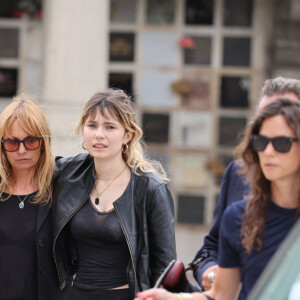 Axelle Laffont entourée de son compagnon Romain Sichez et de sa fille Mitty Hazanavicius - Obsèques de P.Laffont dans la salle de la Coupole du cimetière du Père-Lachaise à Paris, le 23 août 2024. L'animateur de télévision est décédé le 7 août 2024 à l'âge de 84 ans. © Dominique Jacovides / Bestimage