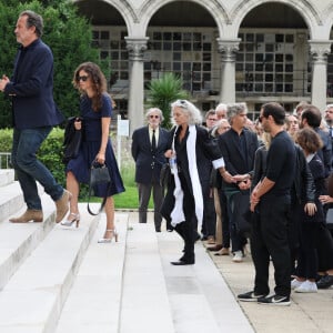 Fabrice Laffont et sa femme Louise, Valérie Laffont, la veuve du défunt, et les proches de la famille - Obsèques de P.Laffont dans la salle de la Coupole du cimetière du Père-Lachaise à Paris, le 23 août 2024. L'animateur de télévision est décédé le 7 août 2024 à l'âge de 84 ans. © Dominique Jacovides / Bestimage