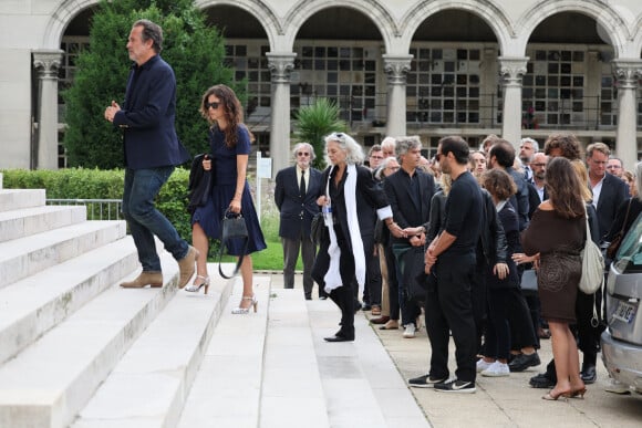 Fabrice Laffont et sa femme Louise, Valérie Laffont, la veuve du défunt, et les proches de la famille - Obsèques de P.Laffont dans la salle de la Coupole du cimetière du Père-Lachaise à Paris, le 23 août 2024. L'animateur de télévision est décédé le 7 août 2024 à l'âge de 84 ans. © Dominique Jacovides / Bestimage