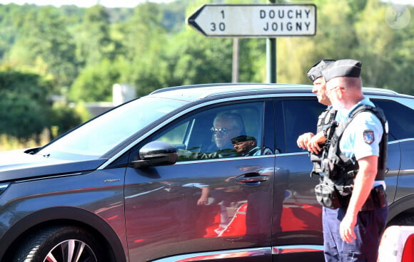 L'ancien évêque Jean-Michel Di Falco vient lui aussi d'arriver...L'ancien évêque Jean-Michel Di Falco arrive pour diriger les funérailles privées de l'acteur français Alain Delon à Douchy, dans le centre de la France, le 24 août 2024.Photo par Florian Poitout/ABACAPRESS.COM