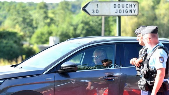 Dernier voyage d'Alain Delon, les premières images du corbillard, une arrivée discrète sous haute sécurité