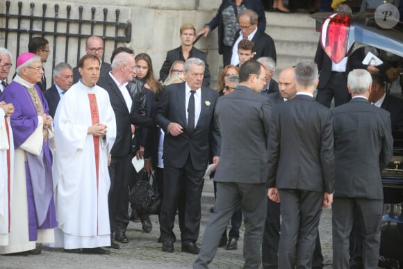 Monseigneur Di Falco, Pascal Desprez, Alain Delon, Anthony Delon, le fils de Pascal Desprez et sa femme - Sorties des obsèques de Mireille Darc en l'église Saint-Sulpice à Paris. Le 1er septembre 2017