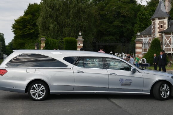 Il va transporter le coprs de la maison à la chapelle...L'arrivée du corbillard qui transportera le cercueil d'Alain Delon de la maison au chappel pour le service funéraire privé à l'intérieur de la propriété de l'acteur français Alain Delon, La Brulerie à Douchy, le 24 août 2024. Photo par Florian Poitout/ABACAPRESS.COM