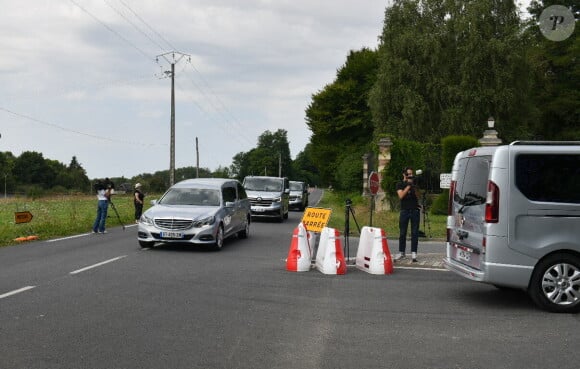 L'arrivée du corbillard qui transportera le cercueil d'Alain Delon de la maison au chappel pour le service funéraire privé à l'intérieur de la propriété de l'acteur français Alain Delon, La Brulerie à Douchy, le 24 août 2024. Photo par Florian Poitout/ABACAPRESS.COM