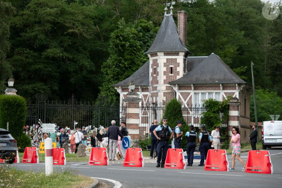 Sixième jour après la mort d'Alain Delon dans sa propriété de Douchy, l'une des entrées est couverte de fleurs, des centaines de fans de l'acteur viennent se recueillir aux abords de sa propriété, à Douchy, France, le 23 août 2024. Photo par Florian Poitout/ABACAPRESS.COM