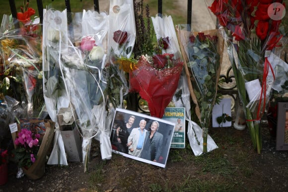 Fleurs à la mémoire de l'acteur français Alain Delon à l'entrée de sa résidence à Douchy-Montcorbon, France, le 19 août 2024. Photo par Raphael Lafargue/ABACAPRESS.COM