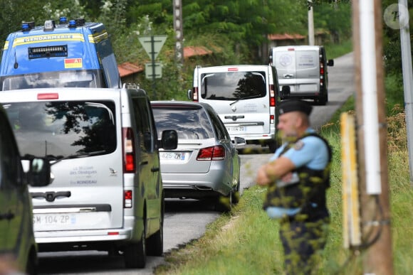 Le corbillard vient déjà d'arriver dans sa propriété...
Arrivée du cercueil dans le corbillard à la propriété de Douchy-Montcorbon à quelques heures des obsèques d'Alain Delon le 24 août 2024. 