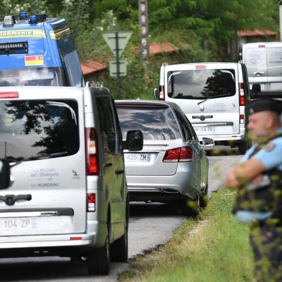 Le corbillard vient déjà d'arriver dans sa propriété...
Arrivée du cercueil dans le corbillard à la propriété de Douchy-Montcorbon à quelques heures des obsèques d'Alain Delon le 24 août 2024. 