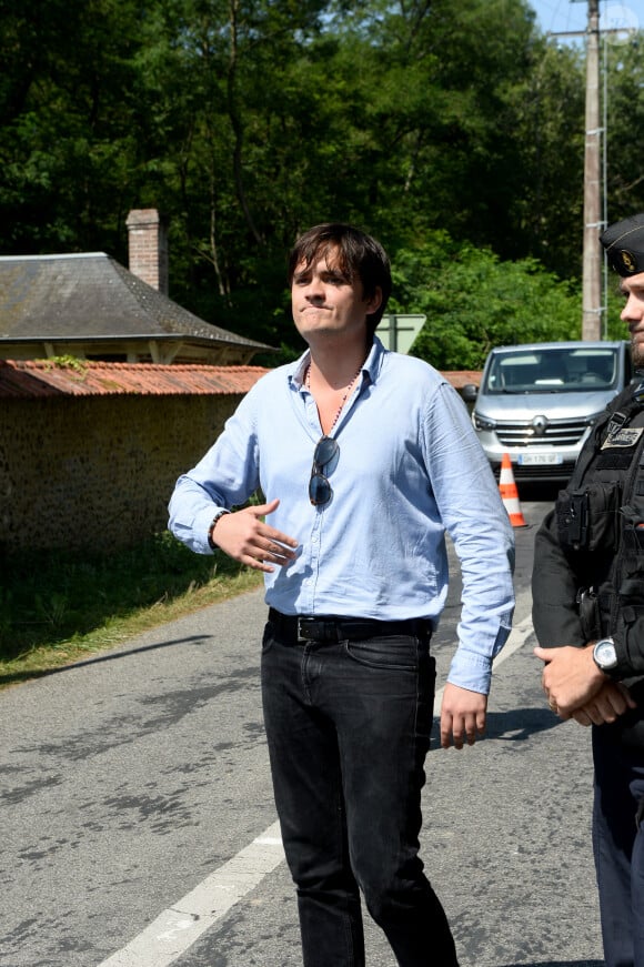 Anthony Delon et son demi-frère Alain-Fabien découvrent les hommages devant les grilles de la propriété de Douchy, quelques heures avant les obsèques de leur père, A.Delon, le 24 août 2024. Décédé le 18 août 2024, l'acteur a rendu son dernier souffle, entouré des siens dans sa propriété de Douchy, où il sera inhumé, le 24 août 2024 vers 17 heures dans une chapelle, construite il y a une vingtaine d'années.