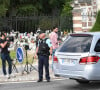 Les fans de l'acteur s'étaient donnés rendez-vous devant le portail de sa propriété de Douchy ce jour-là
Arrivée du cercueil dans le corbillard à la propriété de Douchy-Montcorbon à quelques heures des obsèques d'Alain Delon le 24 août 2024. 