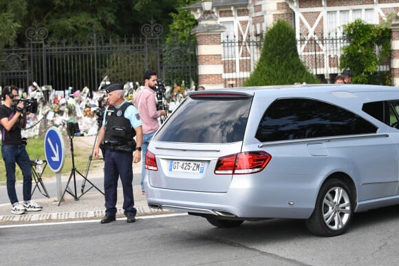 Les fans de l'acteur s'étaient donnés rendez-vous devant le portail de sa propriété de Douchy ce jour-là
Arrivée du cercueil dans le corbillard à la propriété de Douchy-Montcorbon à quelques heures des obsèques d'Alain Delon le 24 août 2024. 