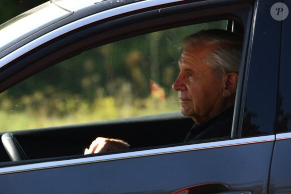 Arrivée de Monseigneur Di Falco (Jean-Michel di Falco) , qui va célèbrer les obsèques de l'acteur, à la propriété d'Alain Delon à Douchy-Montcorbon le 24 août 2024.