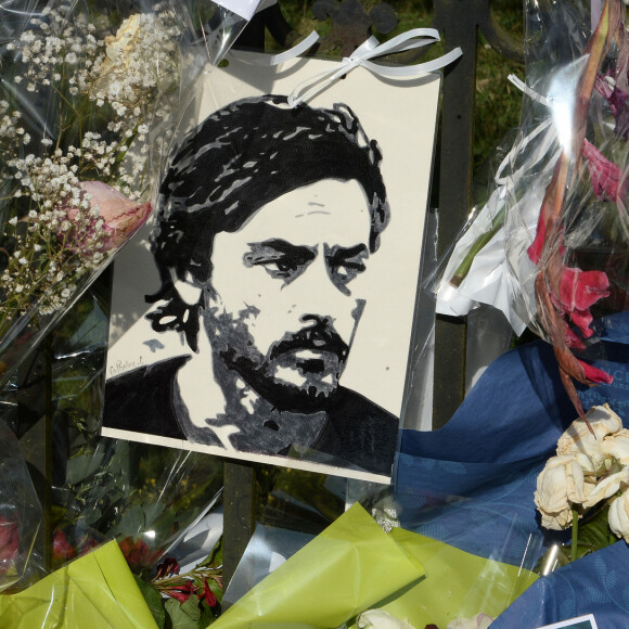 Fleurs et messages déposés par les fans devant la propriété d'Alain Delon à quelques heures des obsèques de l'acteur qui auront lieu dans la chapelle à l'intérieur de sa propriété à Douchy-Montcorbon le 24 août 2024. 