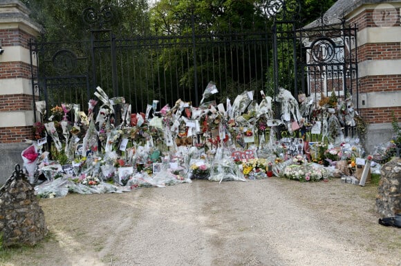 Fleurs et messages déposés par les fans devant la propriété d'Alain Delon à quelques heures des obsèques de l'acteur qui auront lieu dans la chapelle à l'intérieur de sa propriété à Douchy-Montcorbon le 24 août 2024. 