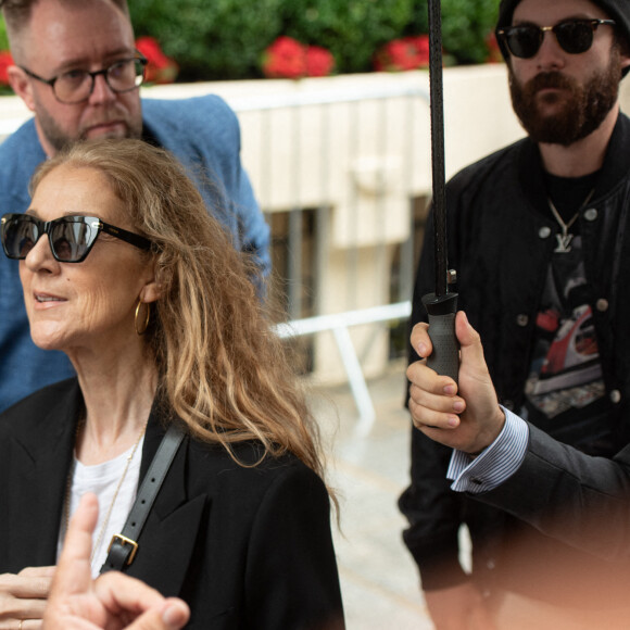 Céline Dion quitte son hôtel, le Royal Monceau, en direction de l'aéroport au lendemain de la cérémonie d'ouverture des Jeux Olympiques, à Paris le 27 juillet 2024, Photo par Florian Poitout/ABACAPRESS.COM