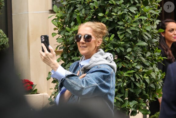 En effet, si elle voulait obtenir un "spray nasal" du Valium, il faudrait débourser pas moins de 800 euros pour une dose. Une somme qu'elle n'a pas
Céline Dion a été vue quittant son hôtel en route pour la cérémonie d'ouverture des Jeux olympiques de Paris 2024 à Paris, France, le 26 juillet 2024. Photo par Aissaoui Nacer /Splash News/ABACAPRESS.COM