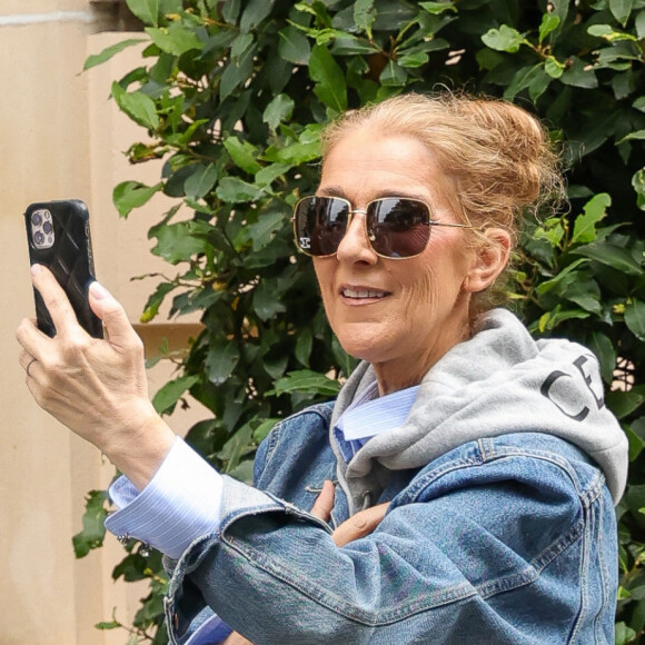 En effet, si elle voulait obtenir un "spray nasal" du Valium, il faudrait débourser pas moins de 800 euros pour une dose. Une somme qu'elle n'a pas
Céline Dion a été vue quittant son hôtel en route pour la cérémonie d'ouverture des Jeux olympiques de Paris 2024 à Paris, France, le 26 juillet 2024. Photo par Aissaoui Nacer /Splash News/ABACAPRESS.COM