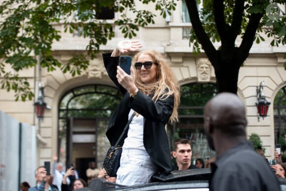 Céline Dion quitte son hôtel, le Royal Monceau, en direction de l'aéroport au lendemain de la cérémonie d'ouverture des Jeux Olympiques, à Paris le 27 juillet 2024, Photo par Florian Poitout/ABACAPRESS.COM