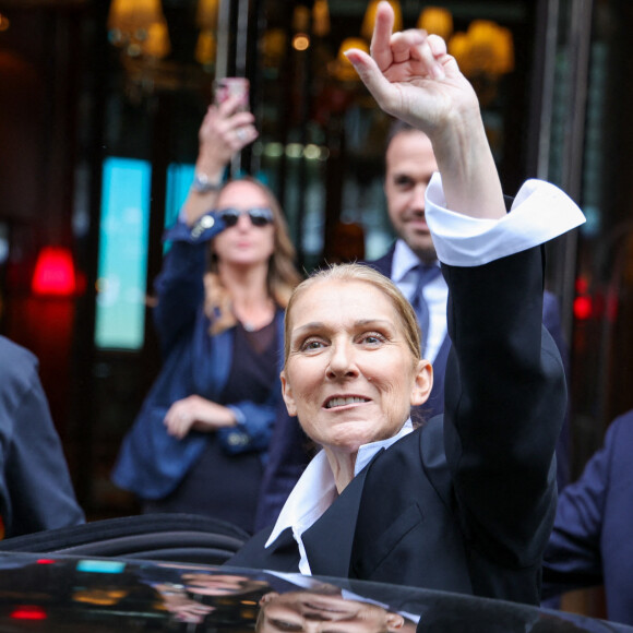 Elle précise alors que la forme du médicament pouvant atténuer ses douleurs n'est pas disponible en France
Céline Dion quitte son hôtel pour se rendre à la répétition de la cérémonie des Jeux olympiques de 2024 à Paris, France, le 23 juillet 2024. Photo par Splash News/ABACPRESS.COM