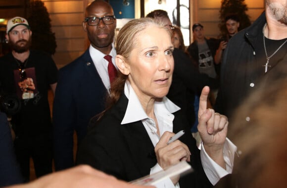 Céline Dion est entourée de fans alors qu'elle quitte son hôtel à Paris, France, le 23 juillet 2024. Photo par Jasmine Aissaoui/INSTARimages/ABACAPRESS.COM