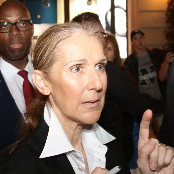 Céline Dion est entourée de fans alors qu'elle quitte son hôtel à Paris, France, le 23 juillet 2024. Photo par Jasmine Aissaoui/INSTARimages/ABACAPRESS.COM