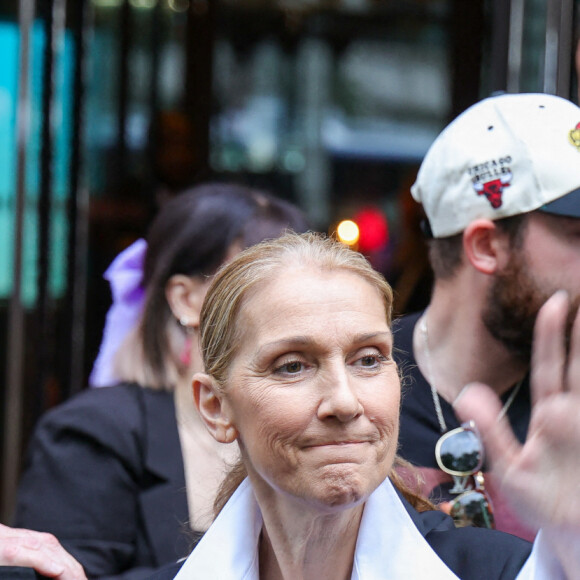 Céline Dion, flanquée de son fils René-Charles, quitte son hôtel pour se rendre à la répétition de la cérémonie des Jeux olympiques de 2024 à Paris, en France, le 23 juillet 2024. Photo par Splash News/ABACPRESS.COM