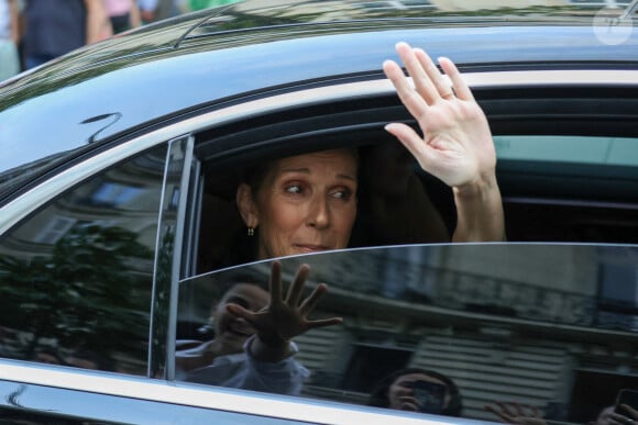 Céline Dion quitte son hôtel à Paris, France, le 24 juillet 2024, saluée par des fans qui lui offrent une rose. Photo par Aissaoui Nacer/Splash News/ABACAPRESS.COM