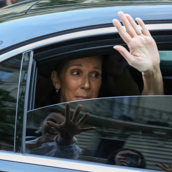 Céline Dion quitte son hôtel à Paris, France, le 24 juillet 2024, saluée par des fans qui lui offrent une rose. Photo par Aissaoui Nacer/Splash News/ABACAPRESS.COM