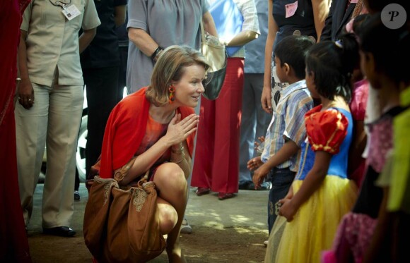 La princesse Mathilde de Belgique multiplie les visites et les contacts sur le terrain, en Inde, tandis que son époux le prince Philippe négocie d'importants contrats...