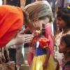 La princesse Mathilde de Belgique multiplie les visites et les contacts sur le terrain, en Inde, tandis que son époux le prince Philippe négocie d'importants contrats...