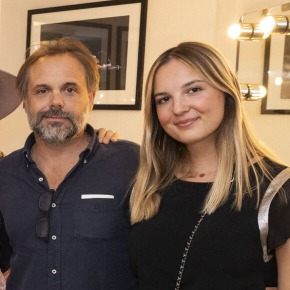 Et le chanteur vient de faire de rares confidences sur ses petits-enfants
Exclusif - Davy Sardou et Bruno Salomone entourés de Kym Thiriot, son compagnon Romain Sardou et ses enfants (Victor et Aliénor) - Personnalités au spectacle "Au scalpel" lors du Festival de Ramatuelle. © Cyril Bruneau / Festival de Ramatuelle / Bestimage