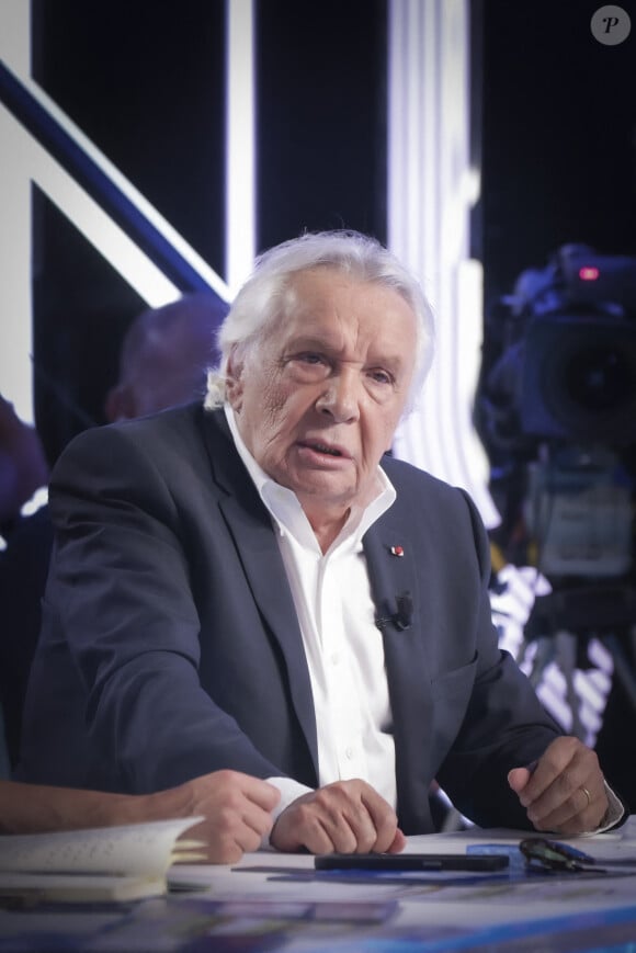 Il a répondu à toutes ces questions
Exclusif - Michel Sardou sur le plateau de l'émission Touche pas à mon poste (TPMP) présentée en direct par C.Hanouna et diffusée sur C8 le 29 août 2022. © Jack Tribeca / Bestimage 