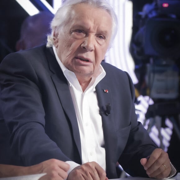 Il a répondu à toutes ces questions
Exclusif - Michel Sardou sur le plateau de l'émission Touche pas à mon poste (TPMP) présentée en direct par C.Hanouna et diffusée sur C8 le 29 août 2022. © Jack Tribeca / Bestimage 