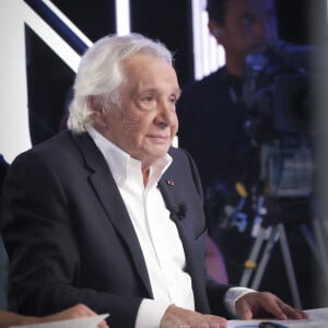 Parvient-il à leur accorder du temps ? 
Exclusif - Michel Sardou sur le plateau de l'émission Touche pas à mon poste (TPMP) présentée en direct par C.Hanouna et diffusée sur C8 le 29 août 2022. © Jack Tribeca / Bestimage 