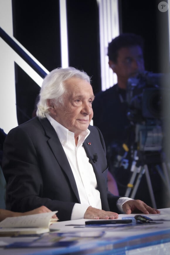 Parvient-il à leur accorder du temps ? 
Exclusif - Michel Sardou sur le plateau de l'émission Touche pas à mon poste (TPMP) présentée en direct par C.Hanouna et diffusée sur C8 le 29 août 2022. © Jack Tribeca / Bestimage 