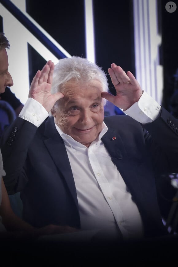 Exclusif - Michel Sardou sur le plateau de l'émission Touche pas à mon poste (TPMP) présentée en direct par C.Hanouna et diffusée sur C8 le 29 août 2022. © Jack Tribeca / Bestimage 