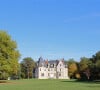 L'immense bâtisse construite en 1875 est appelée le Château de la Vernée.
Le Château de la Vernée situé dans la Nièvre.