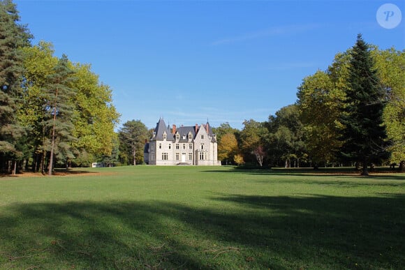 L'immense bâtisse construite en 1875 est appelée le Château de la Vernée.
Le Château de la Vernée situé dans la Nièvre.