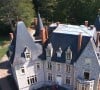 Achetée il y a plusieurs années, la bâtisse est rénovée peu à peu par le comédien de 61 ans. 
Le Château de la Vernée situé dans la Nièvre.